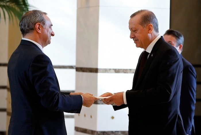 L'ambassadeur d'Israël remettant ses lettres de créance à Erdogan. D. T.